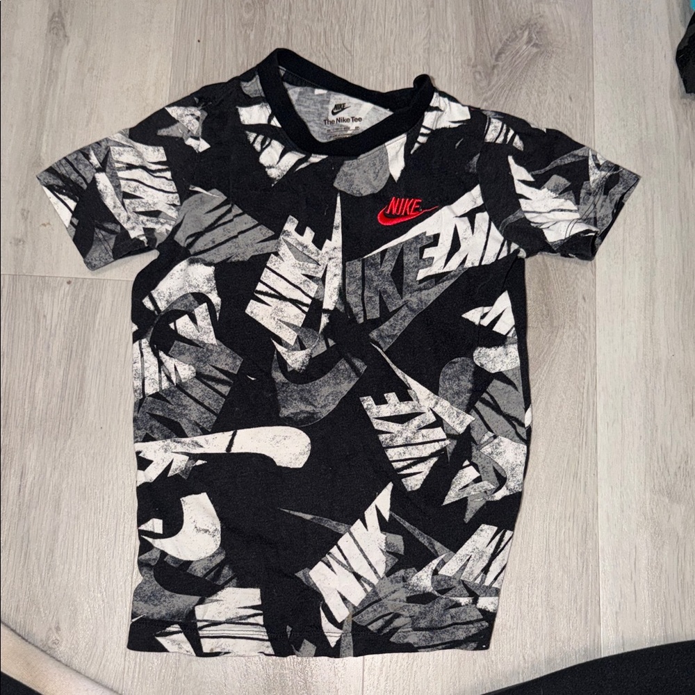 Nike Kids Black and Gray Graphic Tee